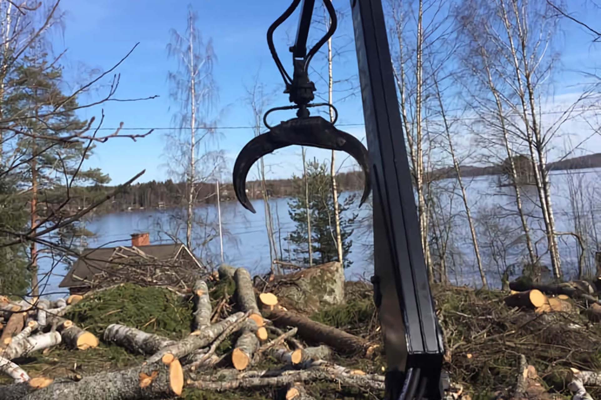 Puiden kaatoa saaristossa - HPH-Huoltopalvelu Honkiniemi